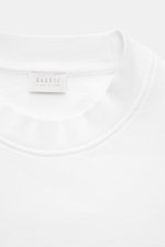 Nahaufnahme des Rundhalsausschnitts und kleinen Weblabels des 04651/ A trip in a bag Sweatshirts 'Wine' weiß aus schwerem Baumwoll-Sweat.