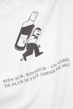 Nahaufnahme des weißen 04651/ A trip in a bag Sweatshirt 'Wine' mit plakativen Rückenprint, Slim Fit, Rundhalsausschnitt, aus robuster Baumwolle.