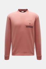 Frontansicht des 04651/ A trip in a bag Sweatshirt 'Wine' mauve aus robuster Baumwolle mit Rundhals, Slim Fit und kleinem Brustprint.