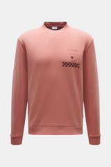 Frontansicht des 04651/ A trip in a bag Sweatshirt 'Wine' mauve aus robuster Baumwolle mit Rundhals, Slim Fit und kleinem Brustprint.
