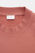 Nahaufnahme des Rundhalsausschnitts vom mauvefarbenen 04651/ A trip in a bag Sweatshirt 'Wine', robustes Baumwoll-Sweat mit Weblabel.