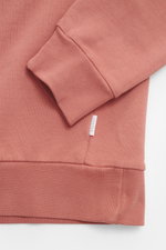 Nahaufnahme des 04651/ A trip in a bag Sweatshirt 'Wine' mauve, robustes Baumwoll-Sweat, Slim Fit, Rundhalsausschnitt, kleines Weblabel, fotografiert von oben.