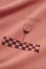 Nahaufnahme des mauvefarbenen 04651/ A trip in a bag Sweatshirt 'Wine' mit schwerem Baumwoll-Sweat, großem Rückenprint, Slim Fit, Rundhalsausschnitt und kleinem Weblabel, fotografiert aus schräger Perspektive.