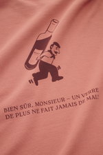 Nahaufnahme des Rückenprints vom 04651/ A trip in a bag Sweatshirt 'Wine' mauve aus robustem, schwerem Baumwoll-Sweat mit Slim Fit und Rundhalsausschnitt.