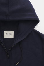 Nahaufnahme der Kapuze der Circolo 1901 Sweatjacke navy, fotografiert von oben, Jersey aus reiner Schurwolle, angeraute Oberfläche, weicher Griff, Slim Fit, Zwei-Wege-Reißverschluss, Kapuze mit Tunnelzug, geteilte Kängurutasche.