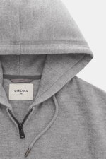 Nahaufnahme der Kapuze der Circolo 1901 Sweatjacke grau meliert, Jersey aus reiner Schurwolle, angeraute Oberfläche, weicher Griff, Slim Fit, Zwei-Wege-Reißverschluss, Kapuze mit Tunnelzug, geteilte Kängurutasche.