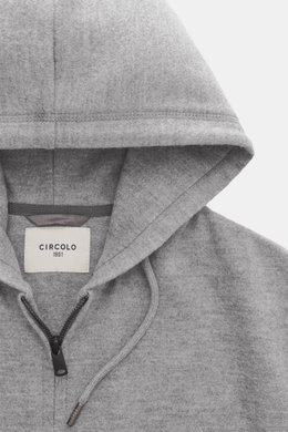 Nahaufnahme der Kapuze der Circolo 1901 Sweatjacke grau meliert, Jersey aus reiner Schurwolle, angeraute Oberfläche, weicher Griff, Slim Fit, Zwei-Wege-Reißverschluss, Kapuze mit Tunnelzug, geteilte Kängurutasche.