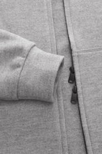 Circolo 1901 Sweatjacke grau meliert, Detailaufnahme von vorne, Jersey aus reiner Schurwolle, angeraute Oberfläche, weicher Griff, Slim Fit, Zwei-Wege-Reißverschluss, Kapuze mit Tunnelzug, geteilte Kängurutasche.
