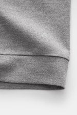 Nahaufnahme der Circolo 1901 Sweatjacke grau meliert von unten, Jersey aus reiner Schurwolle, angeraute Oberfläche, weicher Griff, Slim Fit, Zwei-Wege-Reißverschluss, Kapuze mit Tunnelzug, geteilte Kängurutasche.