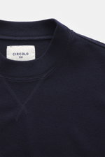 Nahaufnahme des Circolo 1901 Woll-Sweatshirt navy von oben, reine Schurwolle, weicher Griff, Rundhalsausschnitt, Regular Fit, dekoratives Stitching am Kragen.