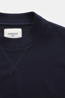 Nahaufnahme des Circolo 1901 Woll-Sweatshirt navy von oben, reine Schurwolle, weicher Griff, Rundhalsausschnitt, Regular Fit, dekoratives Stitching am Kragen.