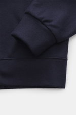 Nahaufnahme des Circolo 1901 Woll-Sweatshirt navy Ärmels mit weichem Griff, dekorativem Stitching, Rundhalsausschnitt und Regular Fit.