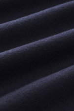 Nahaufnahme des weichen Stoffes vom Circolo 1901 Woll-Sweatshirt navy, reine Schurwolle, dekoratives Stitching, Rundhalsausschnitt, Regular Fit.