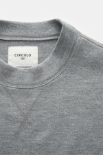 Nahaufnahme des Circolo 1901 Woll-Sweatshirts grau meliert von oben, weicher Griff, reine Schurwolle, Rundhalsausschnitt, Regular Fit, dekoratives Stitching.