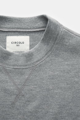 Nahaufnahme des Circolo 1901 Woll-Sweatshirts grau meliert von oben, weicher Griff, reine Schurwolle, Rundhalsausschnitt, Regular Fit, dekoratives Stitching.