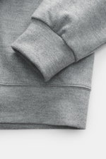 Circolo 1901 Woll-Sweatshirt grau meliert, Detailaufnahme von Ärmel und Saum, reine Schurwolle, weicher Griff, Regular Fit, dekoratives Stitching.