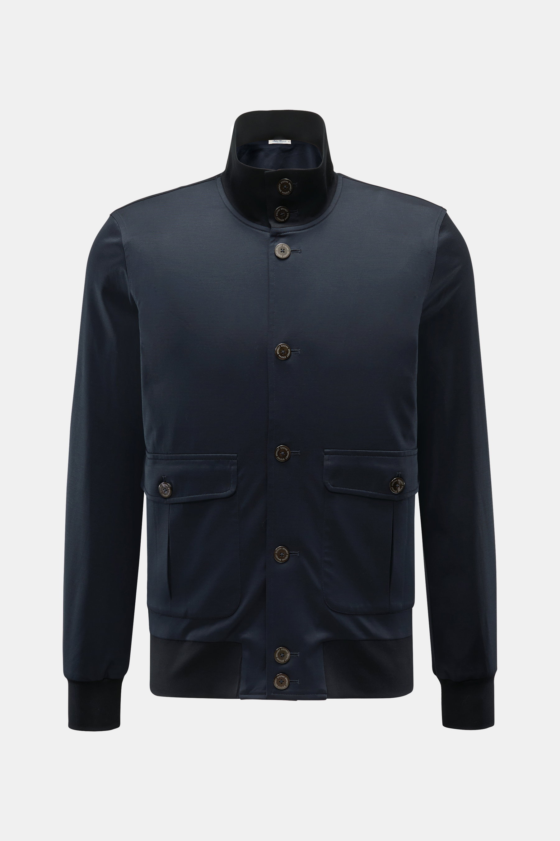 Stefan Brandt Jersey-Blouson 'Jeff' navy, Slim Fit, aus reiner Pima-Baumwolle, glatter Griff, Acht-Knopf-Leiste, Stehkragen, Fronttaschen, elastische Bündchen, Frontansicht.