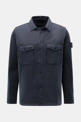 Front view of Stone Island Sweatjacke 'Ghost' navy, a timeless layering piece in pure cotton with regular fit, chest pockets, and signature compass badge.

<p>Zeitloses Layering-Piece: Die Sweatjacke aus der 'Ghost' Capsule Collection von STONE ISLAND übe