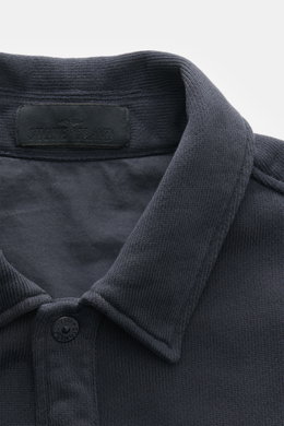 Close-up front view of Stone Island Sweatjacke 'Ghost' navy showing the collar, button, and fabric texture in cotton knit.

<p>Zeitloses Layering-Piece: Die Sweatjacke aus der 'Ghost' Capsule Collection von STONE ISLAND überzeugt mit minimalistischem Desi