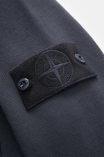 Close-up side view of the Stone Island Sweatjacke 'Ghost' navy showing the black compass badge sewn onto the navy cotton fabric.

Description: <p>Zeitloses Layering-Piece: Die Sweatjacke aus der 'Ghost' Capsule Collection von STONE ISLAND überzeugt mit mi