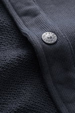 Close-up front detail of Stone Island Sweatjacke 'Ghost' navy showing textured navy cotton fabric and branded button.

<p>Zeitloses Layering-Piece: Die Sweatjacke aus der 'Ghost' Capsule Collection von STONE ISLAND überzeugt mit minimalistischem Design un