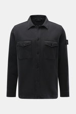Front view of the Stone Island Sweatjacke 'Ghost' schwarz, a black cotton sweat jacket with a fold-over collar, button closure, chest pockets, and the brand's compass badge on the sleeve.

<p>Zeitloses Layering-Piece: Die Sweatjacke aus der 'Ghost' Capsul