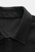 Close-up front view of Stone Island Sweatjacke 'Ghost' schwarz showing the collar, button, and fabric texture in black cotton knit.

<p>Zeitloses Layering-Piece: Die Sweatjacke aus der 'Ghost' Capsule Collection von STONE ISLAND überzeugt mit minimalistis