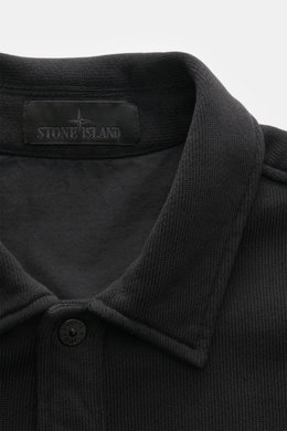 Close-up front view of Stone Island Sweatjacke 'Ghost' schwarz showing the collar, button, and fabric texture in black cotton knit.

<p>Zeitloses Layering-Piece: Die Sweatjacke aus der 'Ghost' Capsule Collection von STONE ISLAND überzeugt mit minimalistis