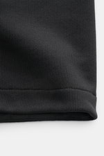 Close-up front view of the Stone Island Sweatjacke 'Ghost' schwarz showing its finely knit black cotton fabric with ribbed hem.

<p>Zeitloses Layering-Piece: Die Sweatjacke aus der 'Ghost' Capsule Collection von STONE ISLAND überzeugt mit minimalistischem