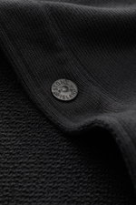 Close-up front view of black Stone Island Sweatjacke 'Ghost' schwarz showing textured cotton fabric and branded button detail.

<p>Zeitloses Layering-Piece: Die Sweatjacke aus der 'Ghost' Capsule Collection von STONE ISLAND überzeugt mit minimalistischem 