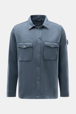 Stone Island Sweatjacke 'Ghost' graublau shown from front, made of pure cotton with regular fit, chest pockets, collar, compass badge on sleeve.  
<p>Zeitloses Layering-Piece: Die Sweatjacke aus der 'Ghost' Capsule Collection von STONE ISLAND überzeugt mi