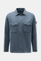 Stone Island Sweatjacke 'Ghost' graublau shown from front, made of pure cotton with regular fit, chest pockets, collar, compass badge on sleeve.  
<p>Zeitloses Layering-Piece: Die Sweatjacke aus der 'Ghost' Capsule Collection von STONE ISLAND überzeugt mi