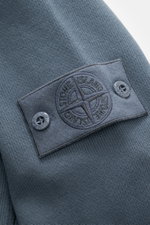 Stone Island Sweatjacke 'Ghost' graublau close-up of sleeve from above showing embroidered compass badge with buttons, pure cotton knit. <p>Zeitloses Layering-Piece: Die Sweatjacke aus der 'Ghost' Capsule Collection von STONE ISLAND überzeugt mit minimali