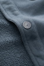 Stone Island Sweatjacke 'Ghost' graublau close-up from above showing textured cotton knit and branded button detail.  
<p>Zeitloses Layering-Piece: Die Sweatjacke aus der 'Ghost' Capsule Collection von STONE ISLAND überzeugt mit minimalistischem Design un