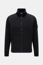 Stone Island Sweatjacke dark navy, frontale Aufnahme, garment dyed Baumwolle, Regular Fit, Stehkragen, Kängurutasche, Reißverschluss, Kompass-Badge, Rippbündchen.