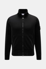 Front view of Stone Island Sweatjacke schwarz, garment dyed black cotton zip-up with stand collar, kangaroo pockets, and compass badge on sleeve.

Description: <p>Entspanntes Basic von STONE ISLAND: Mit sportiver Lässigkeit begleitet uns die stückgefärbte