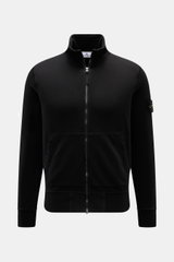 Front view of Stone Island Sweatjacke schwarz, garment dyed black cotton zip-up with stand collar, kangaroo pockets, and compass badge on sleeve.

Description: <p>Entspanntes Basic von STONE ISLAND: Mit sportiver Lässigkeit begleitet uns die stückgefärbte