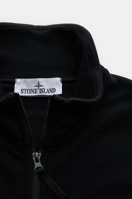 Close-up front view of the Stone Island Sweatjacke schwarz, showing the high collar, robust zipper, and brand label inside the collar. <p>Entspanntes Basic von STONE ISLAND: Mit sportiver Lässigkeit begleitet uns die stückgefärbte Sweatjacke aus softer Ba