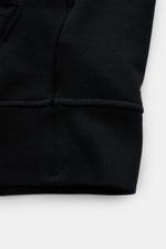 Close-up view of the cuff and hem of the Stone Island Sweatjacke schwarz, showing soft garment-dyed cotton fabric with ribbed cuffs and detailed stitching. <p>Entspanntes Basic von STONE ISLAND: Mit sportiver Lässigkeit begleitet uns die stückgefärbte Swe