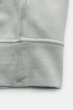 Stone Island Sweatjacke hellgrau aus reiner Baumwolle, soft, garment dyed, mit Rippbündchen, Stehkragen und Kompass-Badge, Nahaufnahme Bündchen.