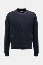 Frontansicht des navyfarbenen 04651/ A trip in a bag Fleece-Blouson mit Slim Fit, Druckknopfleiste, Blousonkragen, schrägen Hüfttaschen, Rippbündchen und Weblabel.