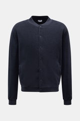 Frontansicht des navyfarbenen 04651/ A trip in a bag Fleece-Blouson mit Slim Fit, Druckknopfleiste, Blousonkragen, schrägen Hüfttaschen, Rippbündchen und Weblabel.
