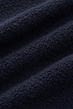 Detailaufnahme des weichen Fleece aus reiner Baumwolle des 04651/ A trip in a bag Fleece-Blouson navy mit Slim Fit.