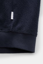 Nahaufnahme des Saums vom 04651/ A trip in a bag Fleece-Blouson navy, Fleece aus reiner Baumwolle, weicher Griff, Slim Fit, Rippbündchen, Weblabel sichtbar.