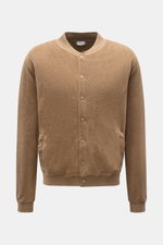 Frontale Aufnahme des 04651/ A trip in a bag Fleece-Blouson taupe aus weichem Baumwoll-Fleece, Slim Fit mit Druckknopfleiste, Blousonkragen, schrägen Hüfttaschen, Rippbündchen und Weblabel.