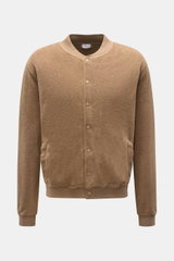 Frontale Aufnahme des 04651/ A trip in a bag Fleece-Blouson taupe aus weichem Baumwoll-Fleece, Slim Fit mit Druckknopfleiste, Blousonkragen, schrägen Hüfttaschen, Rippbündchen und Weblabel.