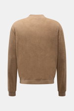 Rückansicht des 04651/ A trip in a bag Fleece-Blouson taupe aus reiner Baumwolle, Slim Fit, mit Druckknopfleiste, Blousonkragen, schrägen Hüfttaschen, Rippbündchen und Weblabel.