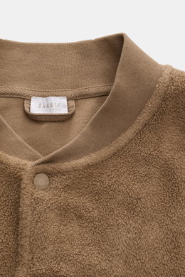 Nahaufnahme von 04651/ A trip in a bag Fleece-Blouson taupe, Slim Fit mit weichem Baumwoll-Fleece, Druckknopfleiste, Blousonkragen, Rippbündchen.