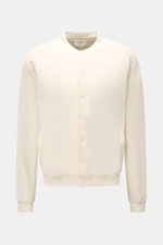 Frontale Nahaufnahme des 04651/ A trip in a bag Fleece-Blouson offwhite mit Slim Fit, weichem Baumwollfleece, Druckknopfleiste, Blousonkragen, schrägen Hüfttaschen und komfortablen Rippbündchen.
