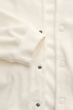 Nahaufnahme von 04651/ A trip in a bag Fleece-Blouson offwhite, Slim Fit mit weichem Baumwoll-Fleece, Druckknopfleiste, Rippbündchen und Blousonkragen.
